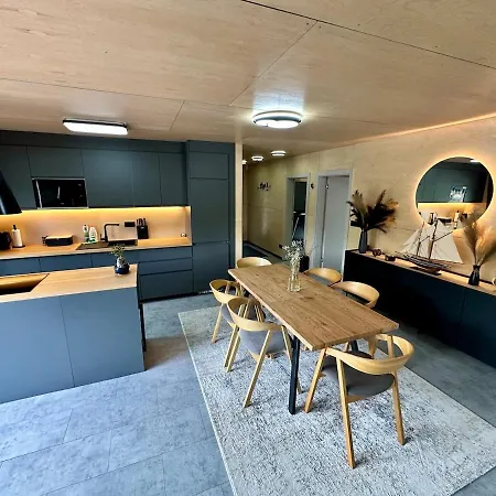 Houseboat With Touch Of Luxury 브라티슬라바