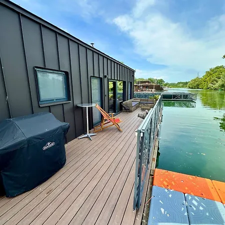 Houseboat With Touch Of Luxury 펜션 브라티슬라바