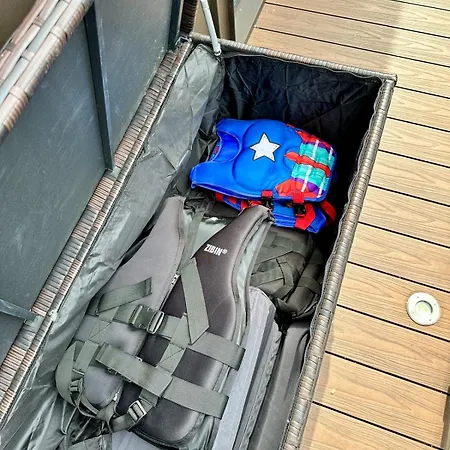 Houseboat With Touch Of Luxury *