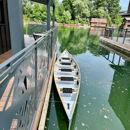 Houseboat With Touch Of Luxury * 布拉迪斯拉发