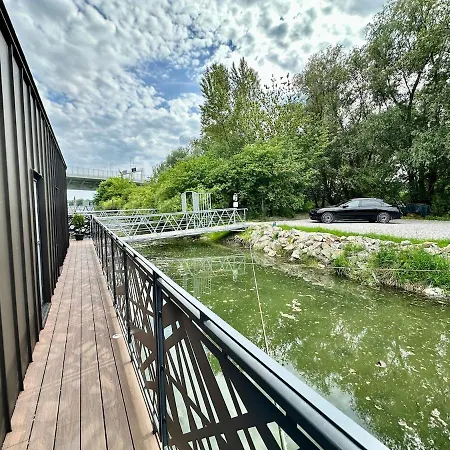 Houseboat With Touch Of Luxury 度假居