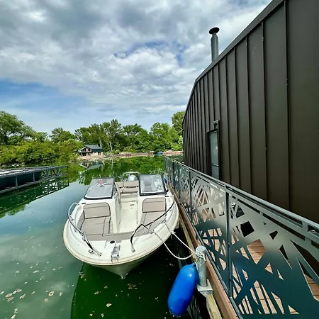 Houseboat With Touch Of Luxury 브라티슬라바