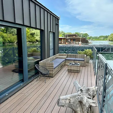 Houseboat With Touch Of Luxury 度假居 布拉迪斯拉发