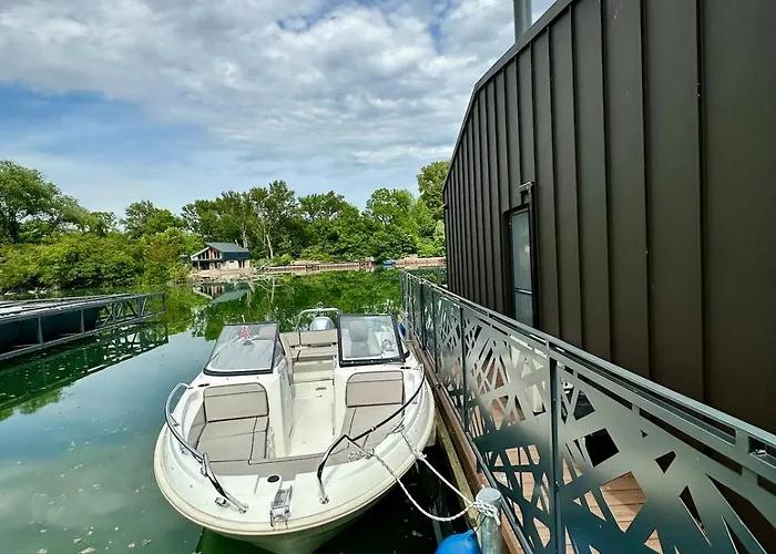 Houseboat With Touch Of Luxury Bratislava