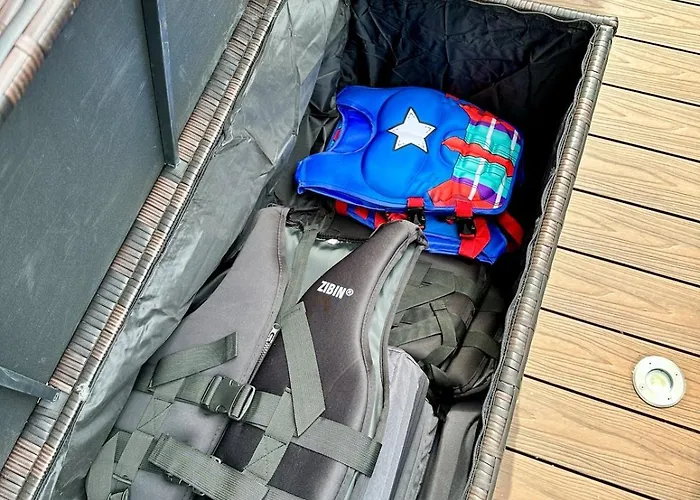 Houseboat With Touch Of Luxury *