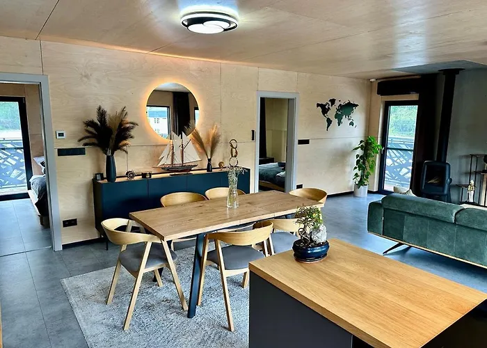 Houseboat With Touch Of Luxury Μπρατισλάβα