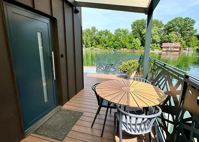 Houseboat With Touch Of Luxury *